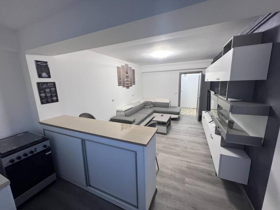 Lovely Flat With Bathtub 5 Mins From Center クラヨーヴァ エクステリア 写真