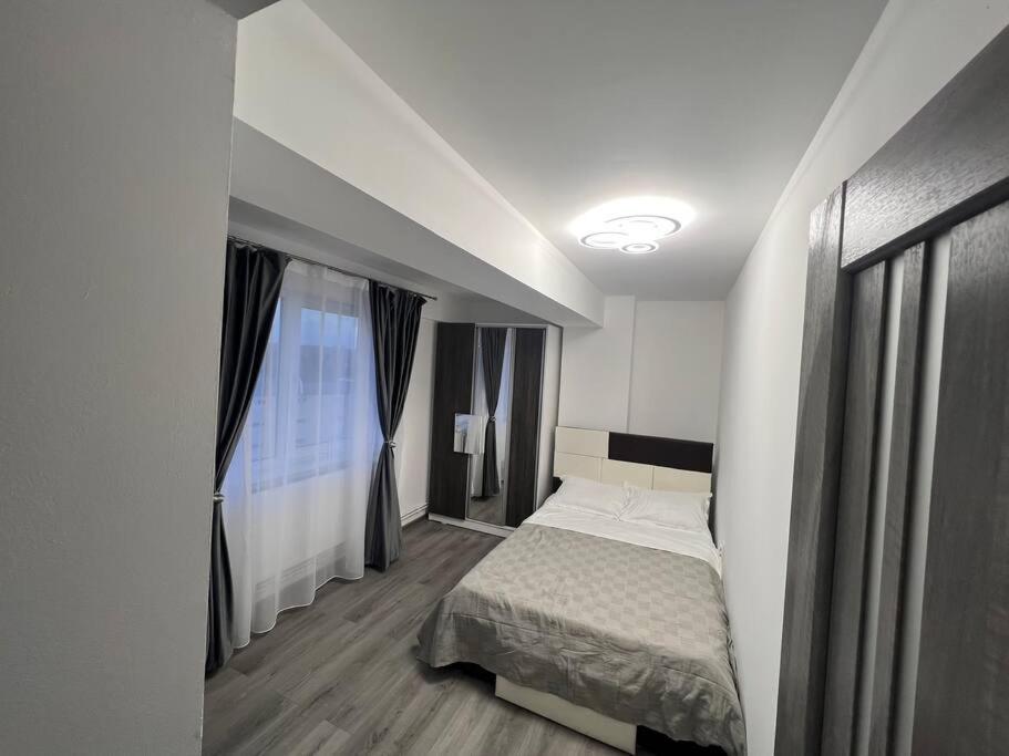 Lovely Flat With Bathtub 5 Mins From Center クラヨーヴァ エクステリア 写真