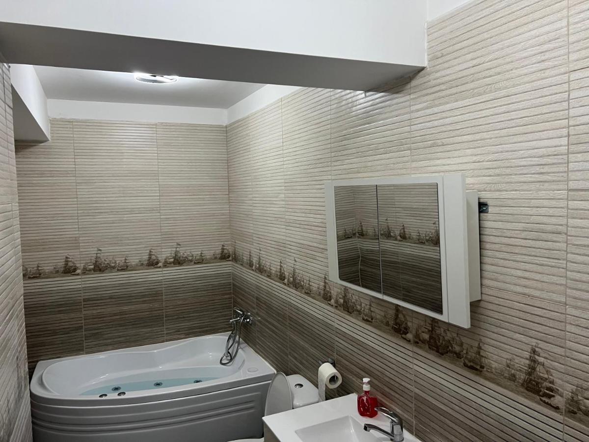 Lovely Flat With Bathtub 5 Mins From Center クラヨーヴァ エクステリア 写真